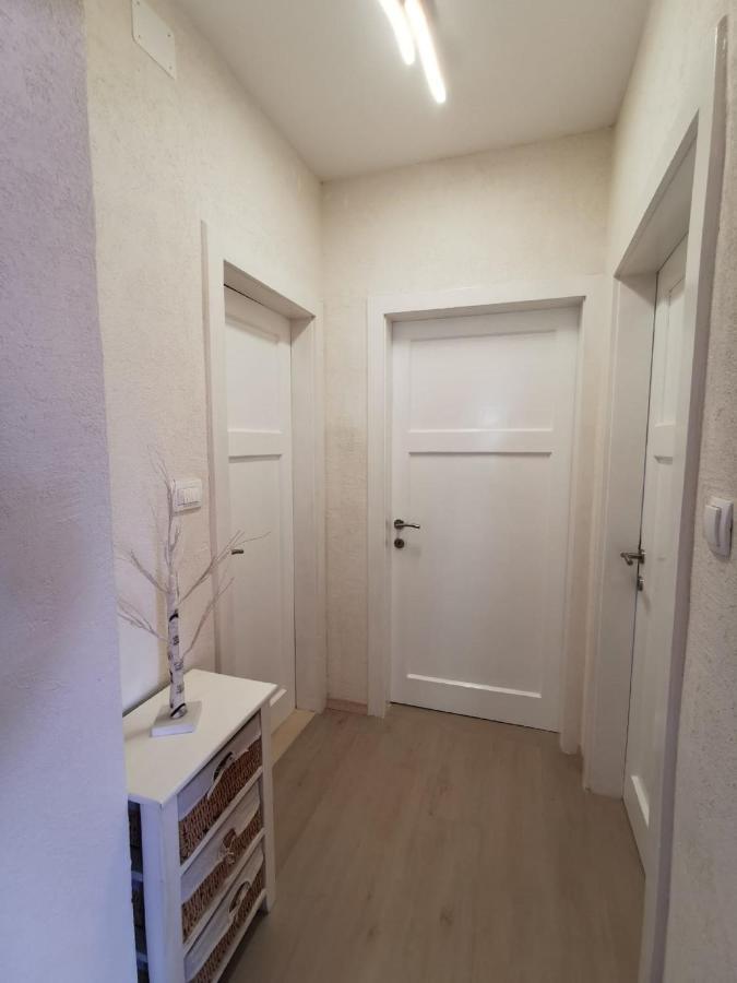 Apartment Nera Omis Exterior photo