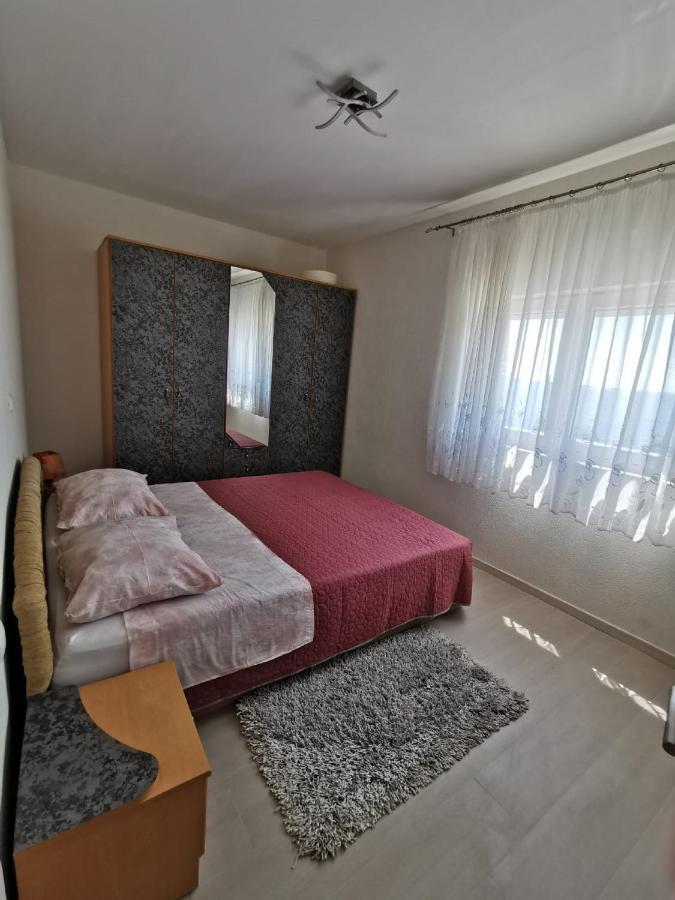 Apartment Nera Omis Exterior photo